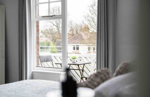 The Lymington Hub Slps 13 hot tub/chef/spa - Photo 12