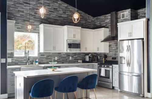 Stylish Home with Pool & Hot Tub near Downtown - Foto 6