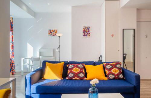 Spacious Clean & Colorful Apt Quiet Zone - Photo 4