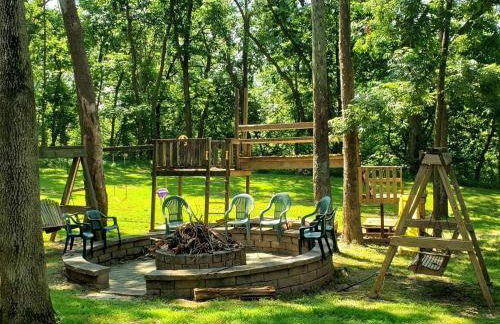 Private Pet-Friendly Cabins with Fire Pit for Nature Escapes in Clear Spring, Maryland, for Memorable Family Glamping Trips - Photo 30