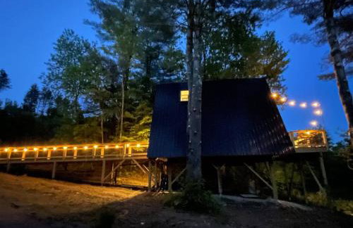 Designer A-Frame Treehouse with hot tub on river - Foto 39