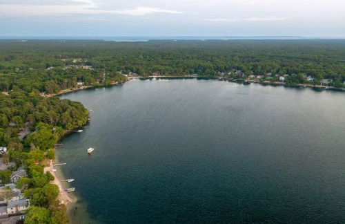 Pool and Screened Deck! Home 2 Mi to Mashpee Commons - Foto 36