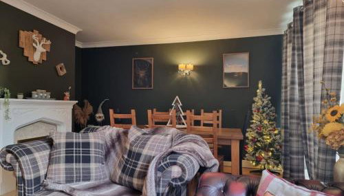 Spacious 4 Bed Holiday Home with Hot Tub & Parking near Matlock Peak District - Foto 2