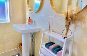 Charming 3-bedroom House with Garden in Portsmouth, Close Parking, Train Station & Gunwharf - Foto 16