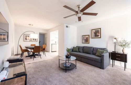 SoLa OASIS 2BR King Suite, Fully Stocked kitchen, Pool & Gym - Foto 1