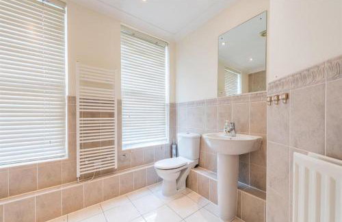 Spacious 3 bed Apt with parking near Harborne High Street - Photo 6