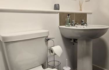 Modern Stirling Apartment - Free Parking - Photo 5