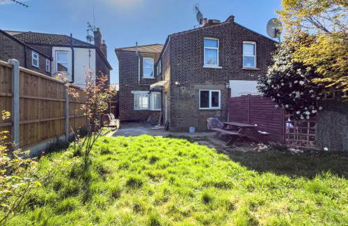 4BR Family Home, Garden, WiFi, 5mins to Elisabeth Line & 10min to Stratford - Foto 38