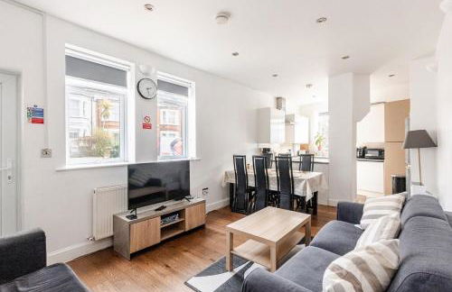 Group Friendly 2 Bed 2 Bath FREE PARKING for 2 Large Vans or up to 4 Cars Zone 2 Sleeps 10 Close to Central London and Zone 2 tube station - Photo 10