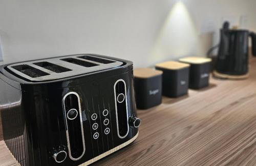 Modern Comfy 3 Bed Home - Free 2 space driveway - Free road parking - Free Netflix - Foto 41