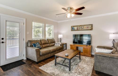 Riverfront Family Retreat w/ Yard in Saint Amant - Foto 5