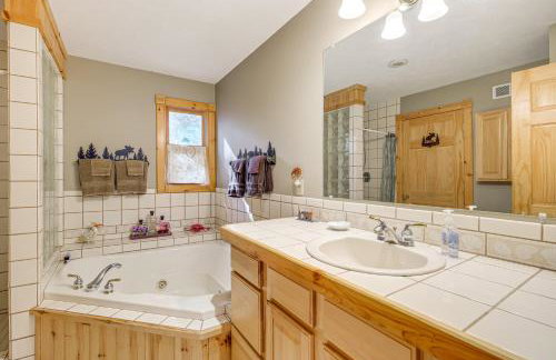 Near Beach Access Torch Lake Cabin Retreat! - Foto 13