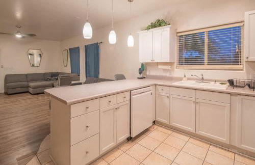 Cave Creek- Basketball Putt Putt Pool & Games - Foto 24