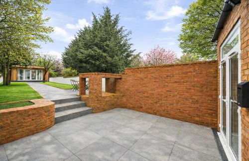 Unique 5 Bedroom 4 Bathroom House with Self-Contained-Studio - Excellent Location - Pool Table, Super-Fast Wifi, Smart TV and Self-Check-In by Yoko Property - Photo 22