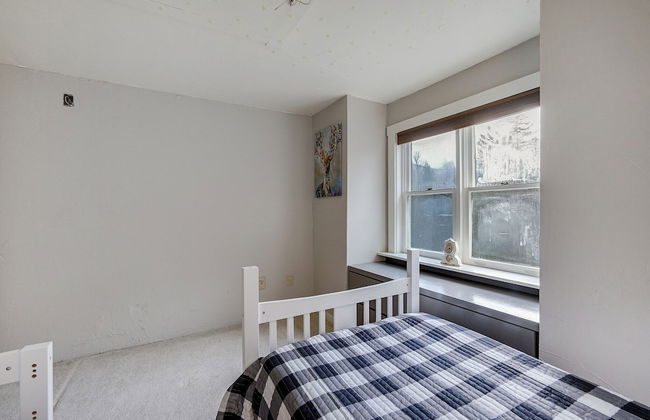 Killington Mountain Home! HotTub & 5 min to Skiing! 3 Bedroom Home by RedAwning - Foto 9