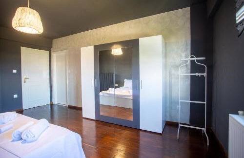 Τraditional fully detached villa on a luxurious hillock of Thessaloniki with its own garden also for family & wedding gatherings for 10 to 25 people only 15 minutes from airport - Foto 45