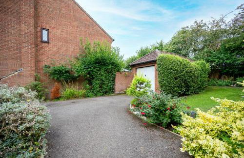 Splendid House Great Location to WAVE Surf & South West Water Park - Super Garden By STAE-Homes - Foto 37