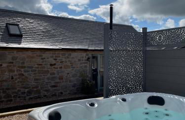 Distillers Cottage, Peaceful rural retreat in Lanarkshire, onsite craft distillery, hot tub, bbq hut, central for exploring Scotland - Photo 1