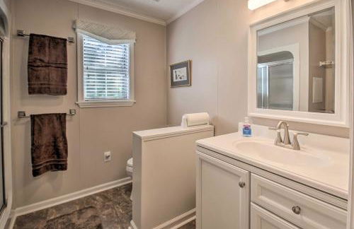 Family Home with Fire Pit, 2 Mi to Lake Access - Foto 28