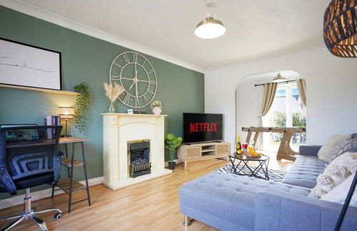 Grange House with Free Parking, Garden, Superfast Wifi and Smart TVs with Netflix by Yoko Property - Photo 13