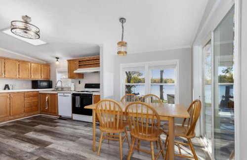 Lakefront Home with Dock Firepit & Private Deck - Foto 16