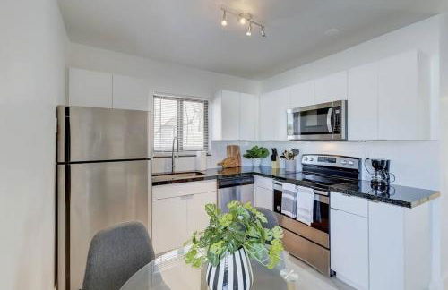 Chic Retreat: 2BR Apartment! - Foto 15