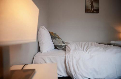 A stunning And Slick Escape - Photo 16