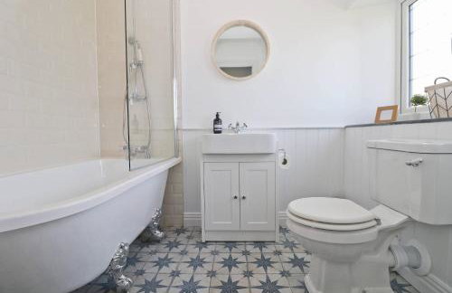 WALK TO THE BEACH, spacious cottage with sea views - Foto 6