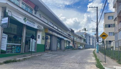 Apartamento de 2 quartos, com ar-condicionado em um deles, e no outro ventilador de teto, cama pras cinco ocupantes e garagem, a 2 km do centro - Foto 4