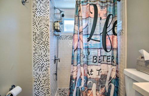 Walk to Swifts Beach! Classic Cottage with Deck - Foto 16