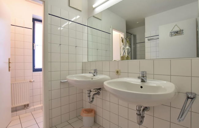 Stylish Family Stay by Beach - Photo 9