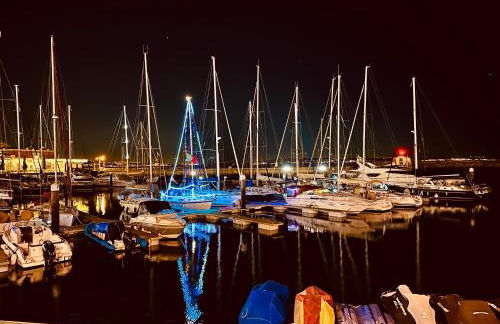 Sleep aboard a modern sailboat in Oeiras - Foto 38