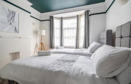 "FurnishedRentals Direct" WiggenHouse Stylish 3 Bedroom house Sleeps 8 with Free Parking, 2 Bathrooms, near to Watford High Street and Watford Football Stadium, Suitable for visiting Harry Potter Warner Bros Studio and London - Photo 14