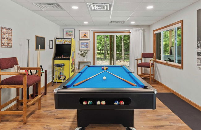 Maple Oasis by Avantstay Newly Built w/ Hot Tub, Game Room & Fire Pit - Photo 4