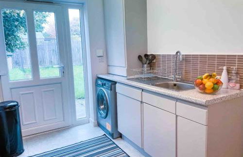 BrumStay - 4 Bedrooms TownHouse sleeps 6 with Driveway Parking and Garden - Foto 7