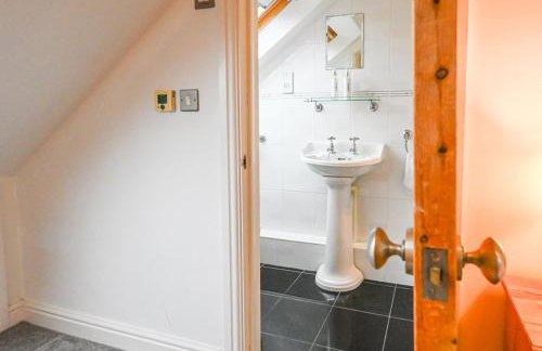 Premium Family Home with PS5 Console and Private Garden - Foto 10