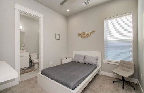 Luxurious Med Cntr/NRG Townhome - Photo 24