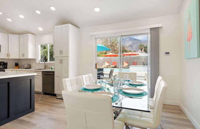 Experience Modern Luxury at Desert Hideaway - Foto 23