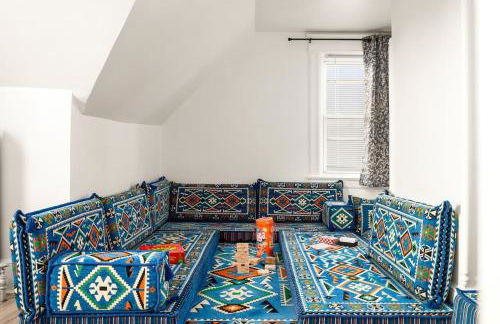 Whole House Near NYC and Transit with Game Room Fire Pit and King Bed - Foto 6