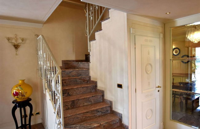 Luxurious Villa in Lombardy with Garden & Hot Tub - Photo 25