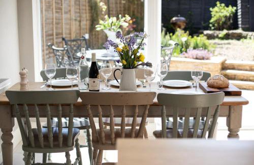 Gleneda Cottage - a renovated, traditional Cotswold cottage full of charm with fireplace and garden - Photo 16