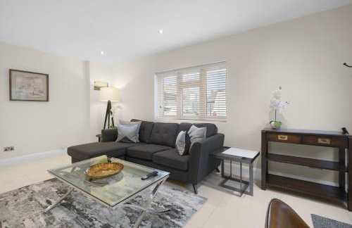 Modern Comfort 2-Bedroom, 2-Bathroom House - Photo 3