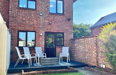 Furzton - Modern Home and Garden, Free Private Parking, TV, Sleeps 6 Guests - Photo 1