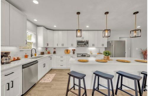 Spacious & Homey 4br/3ba W/amenities Near Downtown - Foto 16