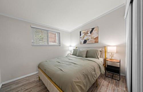 Entire Private Home with 4 Bedrooms 2 Bathrooms, 6 Beds, Hot Tub, King Bed, 6 Parking, Big Yard, Available Now - Foto 50