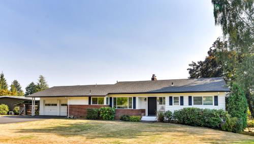 Serene Forest Grove Home with Deck and Stunning Views! - Foto 2