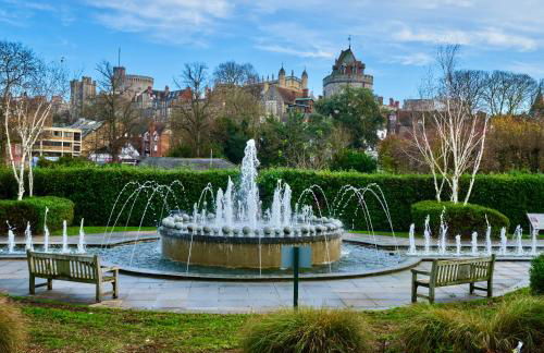 Queen Annes court luxury apartment on high street - Photo 17