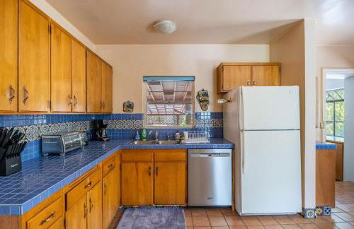 Cozy 2BR Home Near UNR with Large Deck & Parking - Foto 31
