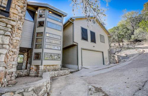 Stunning Lakefront Home with 2 Patios, Chef's Kitchen, & Lake Access - Foto 1