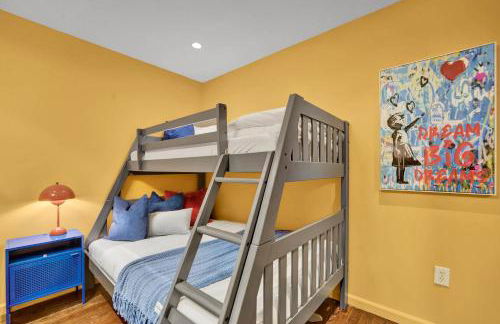 Lux Retreat with Indoor Swim Spa Game Lounge Theater Hot Tub Sauna - Foto 46